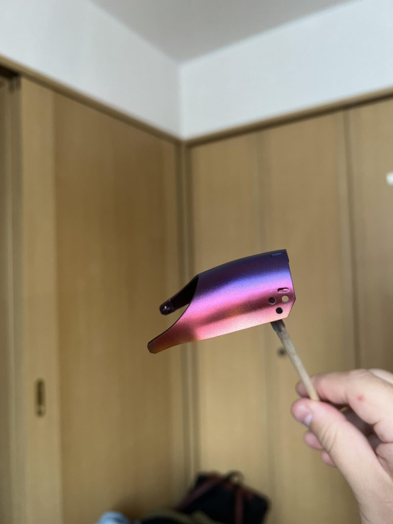 ウレタンクリアー吹き付け前のグラデ確認。普通にグラデ塗装するだけでなくアズライトルビーを挟んでいるので角度や光量で色の幅が変化するのが今回の仕掛け。