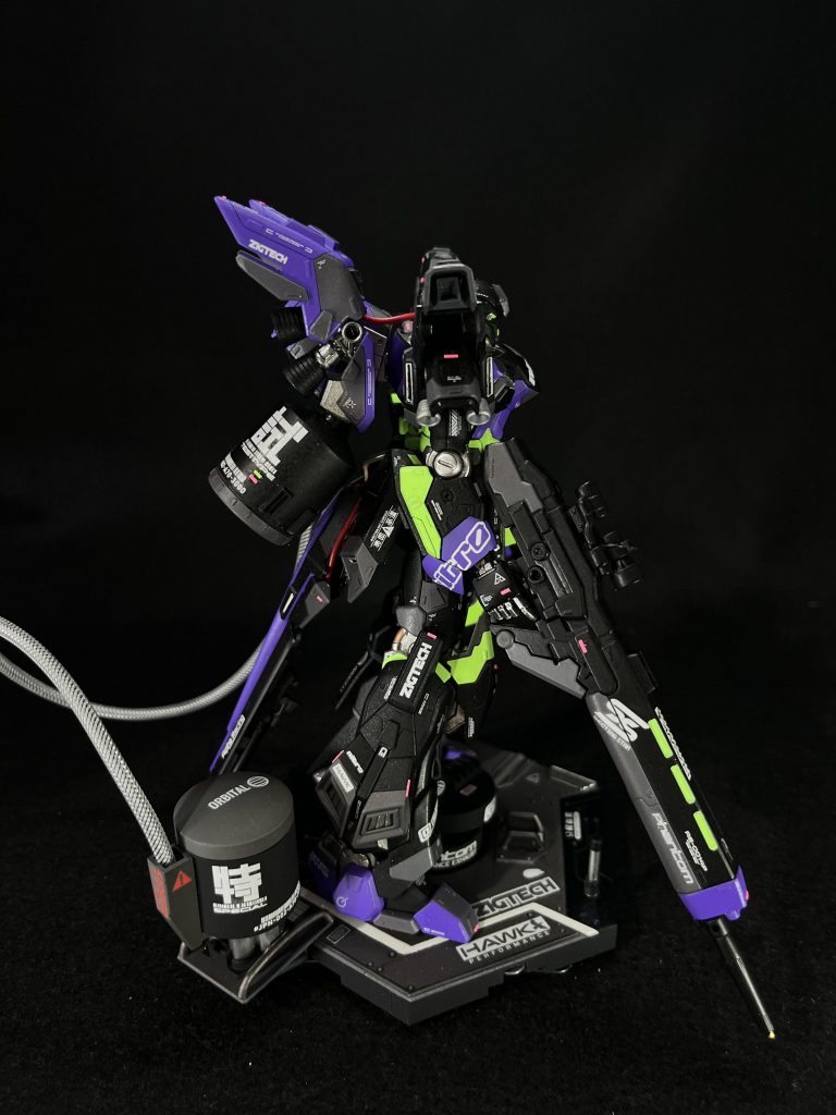 サイバーパンクとして意識したもの②「デカール」サイバーパンクなガンプラの作例は全然見つからず、イメージをなかなか広げられなかったのですが、色々と画像検索をすると、様々な言語が散りばめられた街並みをよく見かけたので、いつものデカールに加え、漢字で書かれたものも使用しました。また、現代ですらいろんなところに広告が挟まれているので、サイバーパンクな近未来のモビルスーツにはきっといろんな企業の広告がびっしりだろうと思い、ハイキューパーツさんのスポンサーデカールをこれでもかと貼り付けました。一番楽しい時間だったかも。