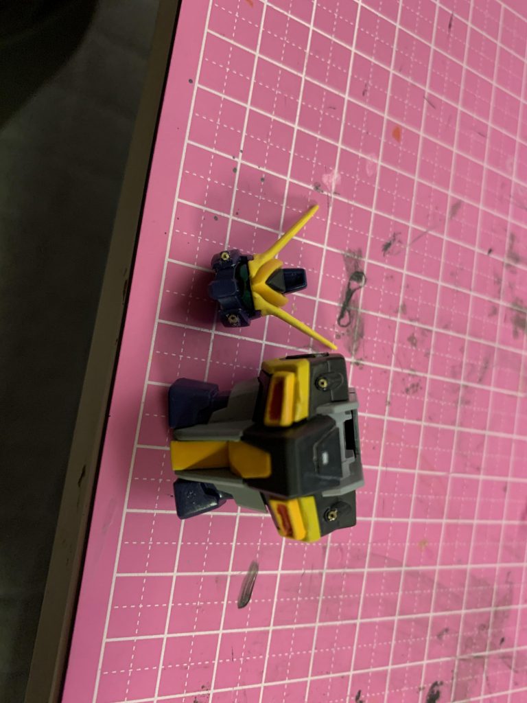 ウェーブの真鍮パイプでディテールアップしました。1.5mmのピンバイスで穴を開けたんですが、塗装後なので、1.5mmの真鍮パイプが通らず、1.1mmのパイプを慌ててAmazonでポチりました。塗りムラ目立ちますが、勘弁してください。