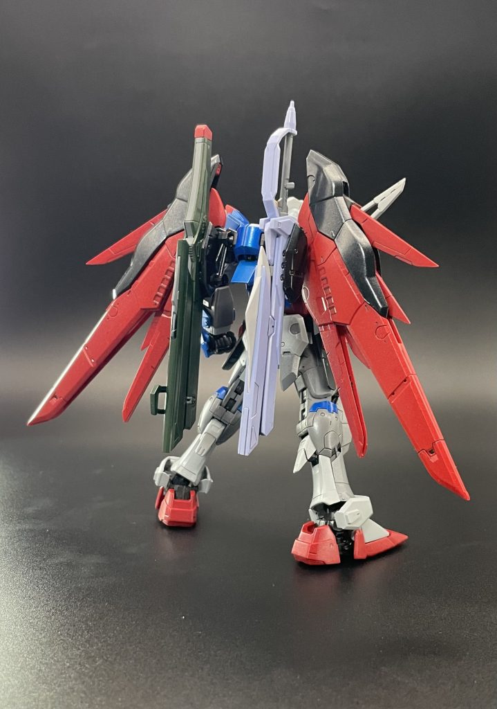 全体の完成度はさすがRGといったところですが、個人的に脚のスリッパが大きく短足に見えたので、このへんはHGCE版のほうが好みに見えました😌見かけたらHGCEのデスティニー、買いかもしれませんね☺️