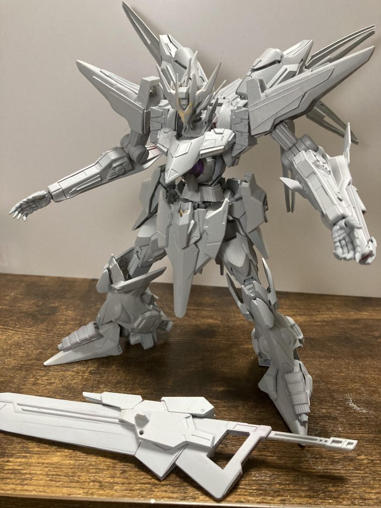 サフ段階メイン色はワインレッドにしようと決めていたけど、ブレードアンテナやシールドなど差し色をどうするかで悩み、最初はレッドブラウンやピンク、あずき色など赤系統で試したけどどれも合わず失敗しました