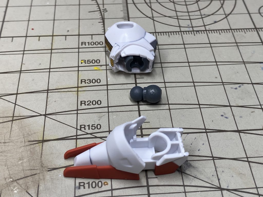 足は、スネをぶった斬ってボールデンを入れ、ダブルボールジョイントにしています。エクスタ特有の足首可動は死にますが、十分な接地性が保てます。こちらも、ちぇりのわさんの真似です。