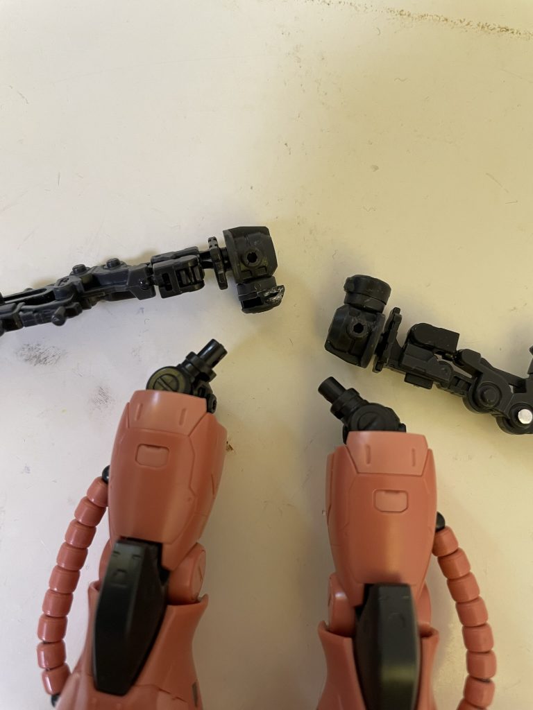 脚の付け根の差し込みがガッツリ折れて…しかも両側。購入したジャンクの脚からフレームを移植しました。