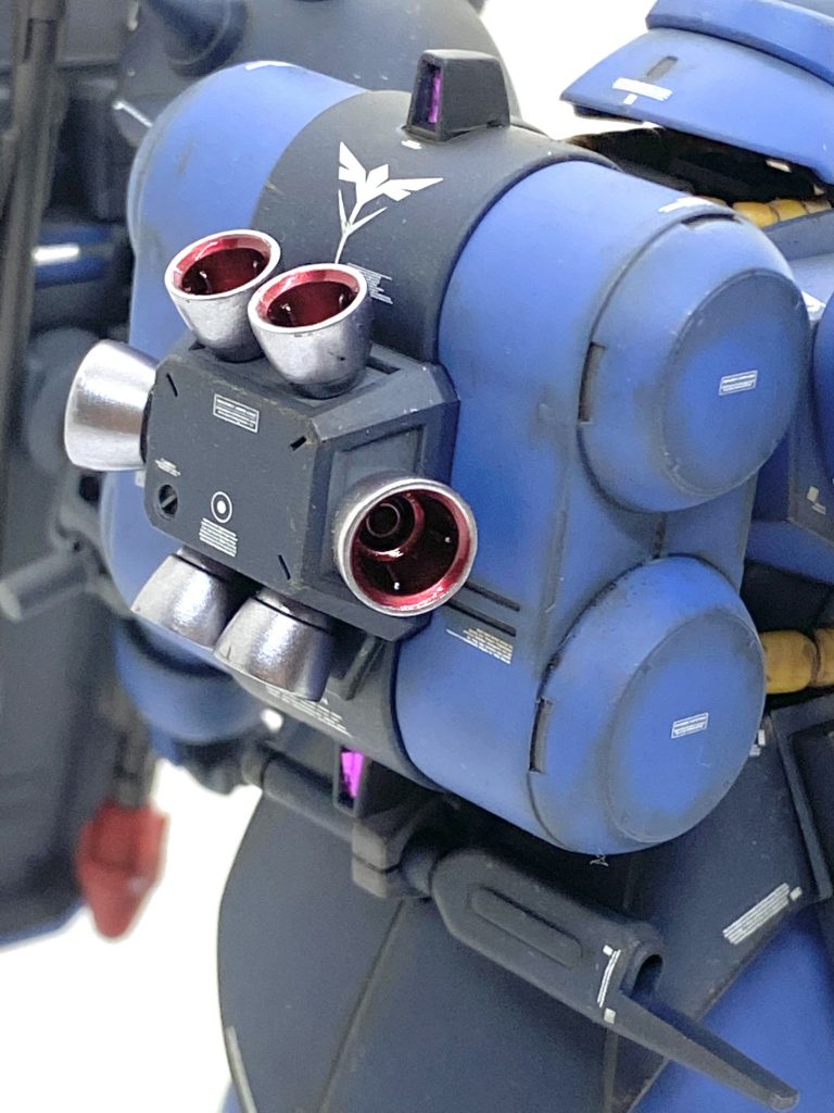 バックパックもバーニア基部はグレーで塗装しています。