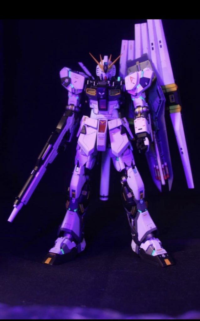 サイコフレームやセンサー類は蛍光塗料を使いブラックライトで光ります。