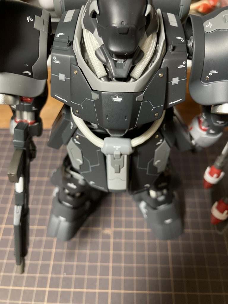 胸部アーマー・フロントスカートなどにはプラ板にて増加装甲の様なディテールアップもしています。