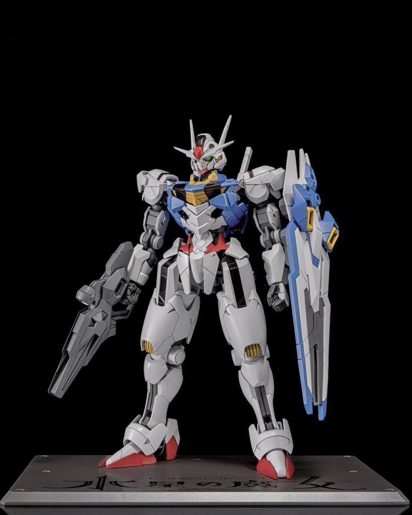 改修箇所は・ツインアイ周りの切削・肩幅詰め・太腿軸1mm延長・鳥足になるように膝アーマー切削・平手は30mmを改修、握り拳はMSハンド・脚裏の合わせ目は段落ち加工