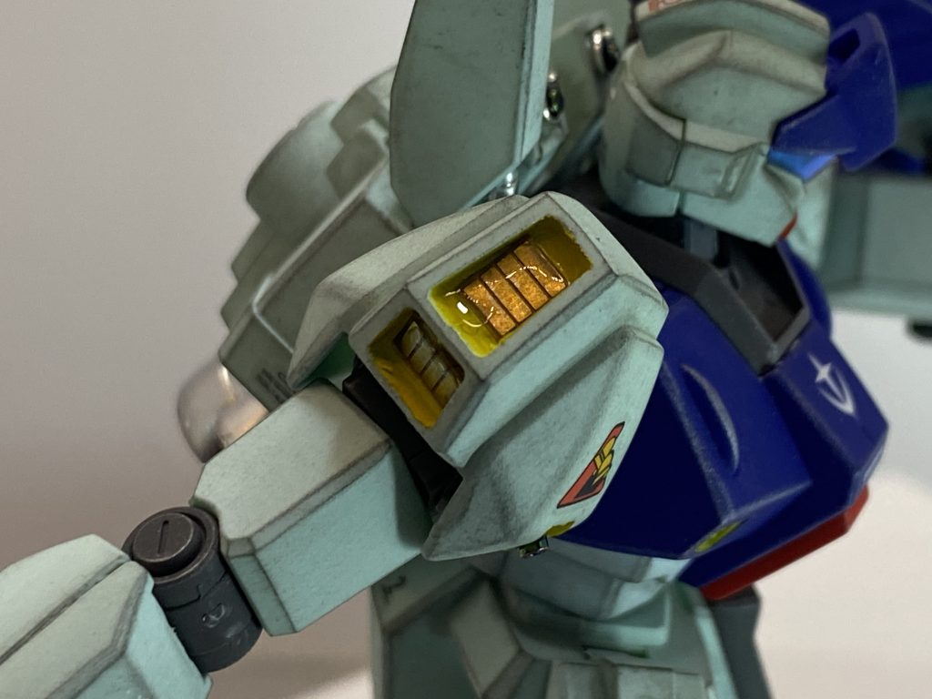 肩のバーニア部分もエッチングパーツでディテールアップ