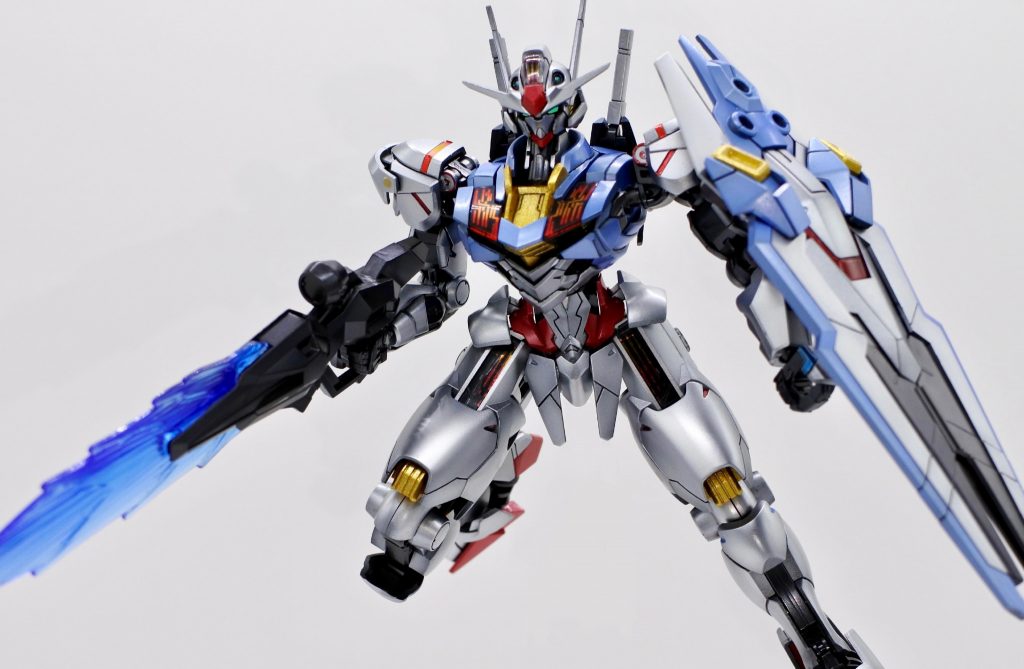 パールシルバーにスーパーファインシルバーを少し混ぜた色で全体を塗装し、ハイライトにはパールシルバー単体を吹いてます。なめらかな質感に仕上がった気が。