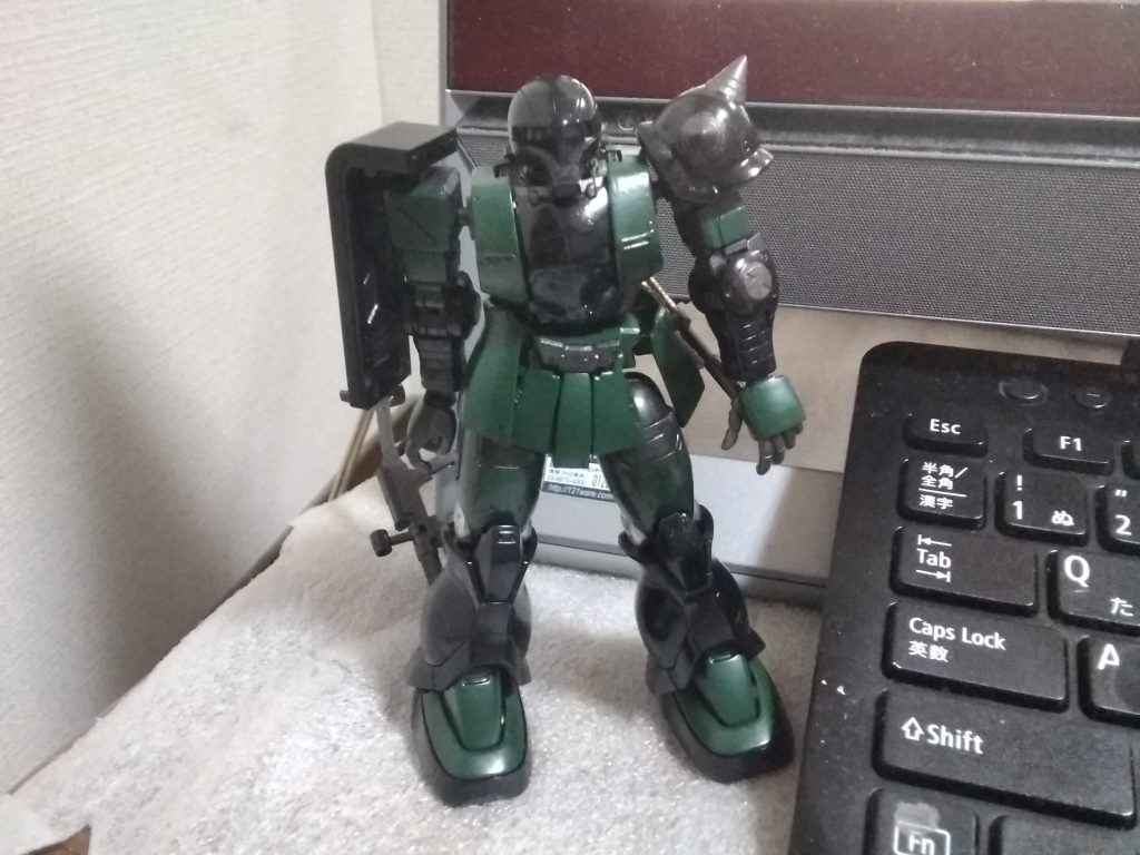 塗ったばかりのころ。めっちゃ、つやつやで違和感が……大丈夫かな?こいつ。とか内心、ひやひやしてたり。でも、ウェザリングマスターとか、そういうのやると、ああなるんだから、プラモデルってすげーなーって思ったのは大事な思い出である。