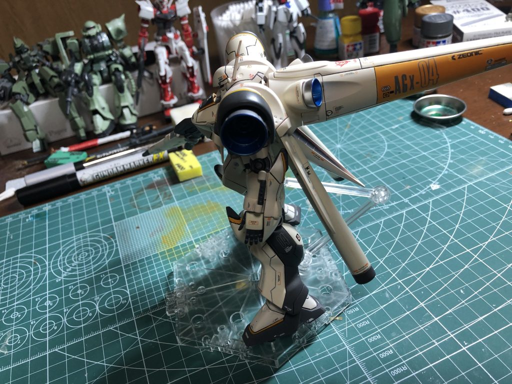 左側面の一枚バーニア内部はガンメタ、シルバーリーフと下地を施してからメタリックブルー効果の程はよくわかりません