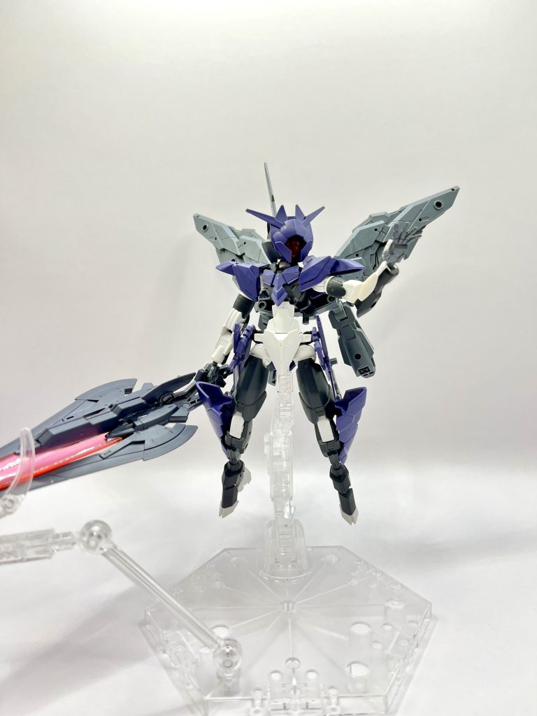 武器紹介メイン武器:QUEENサブ武器:BEE NEEDLE(腰に着用)バックパック:B・U・G(バグ)B・U・GにはAIが搭載されており、自立で動くことも可能で、装着時にはいくつかの形態がある。通常時はB・U・G -BUTTERFLY-全ての能力がバランスよく平均的。