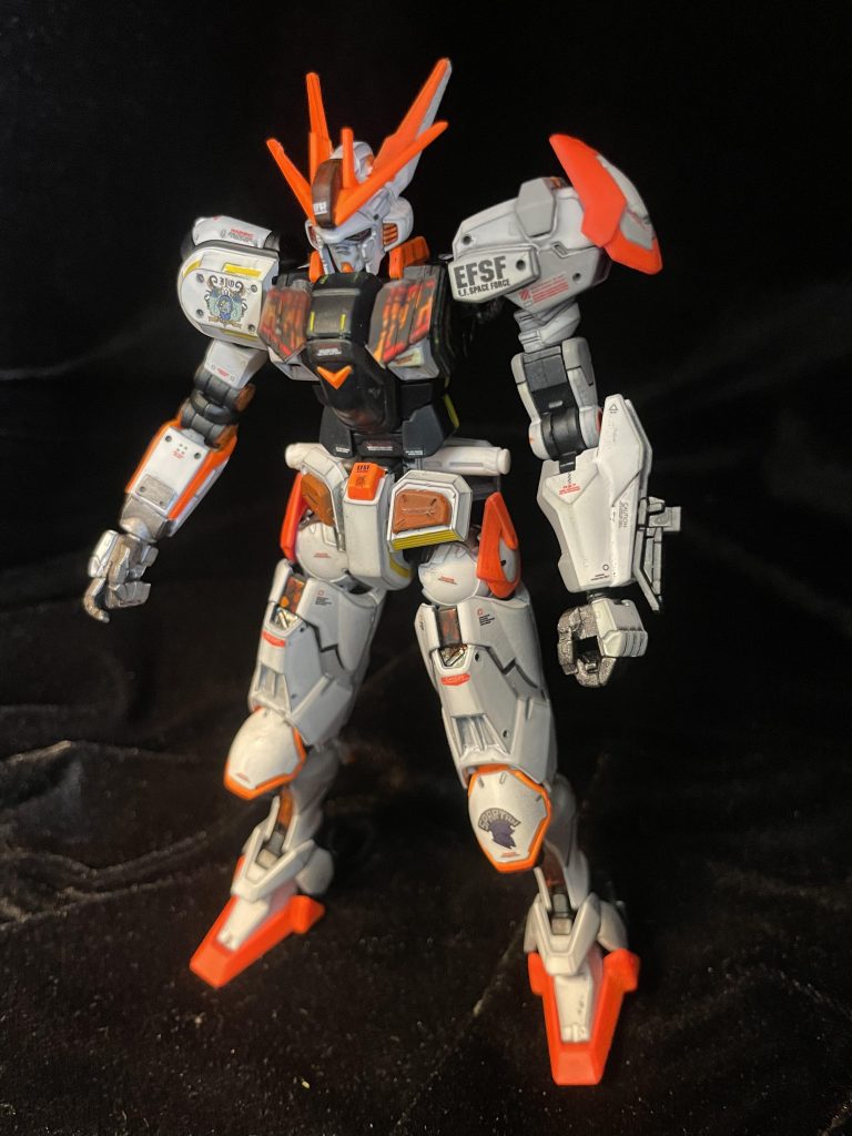 武装なし状態。初めて黒立ち上げに挑戦してみたんですが、ズボラがモロに出て、難しい。なんかただ汚いだけとも言える仕上がりになってしまいました。でもそこは蛍光塗料で光らせてカバー。いつもの豪快さが出てます。ポジティブ。