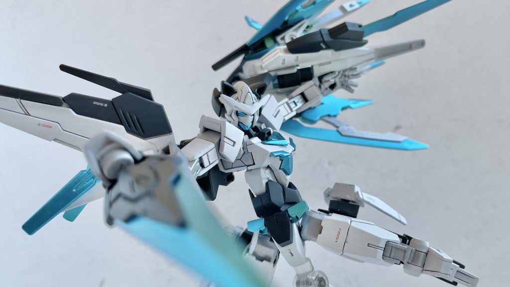 右手に装備した近接用のビームブレードっぽいやつ