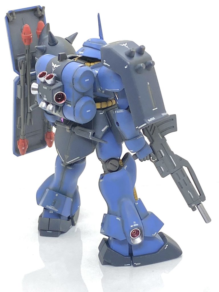 前回の量産型の時のレビューの最後に「あちらは派手に汚してしまうかも?」と記載したのですが今回は足周りは結構派手に汚しました。ツイッター上では派手に汚し過ぎてリアリティーが無い作品の方がイイねが沢山付くという不思議な物なので(笑)、そうしても良かったのですが今さら自分の作風を変えたくはないので今回も化粧を施す様な感じで少しづつ汚していきました。そう思うとらいだ~Joe様のお気軽汚しは自分には正に的確な技法で焼鉄色のスポンジやパステル、リアルタッチのブラウンのおかげで奥行きある汚しが出来たと思います。