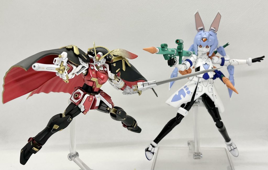 前回作成した、同期でもある兎田ぺこら専用機【モビルドールぺこら】と2ショット。サイズ的にぺこらの方が大きめ。