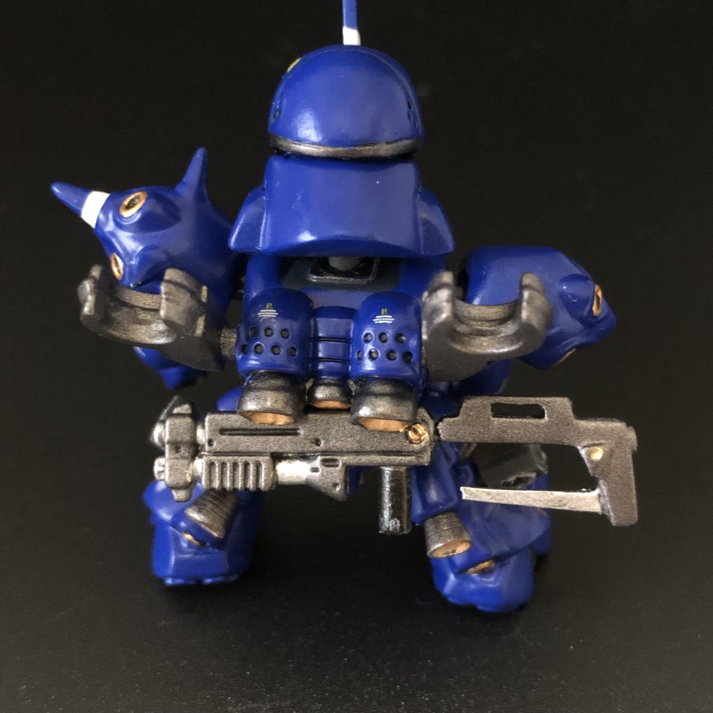 ショットガンはネオジム磁石で、腰部にマウント。ストック部は外せるように！