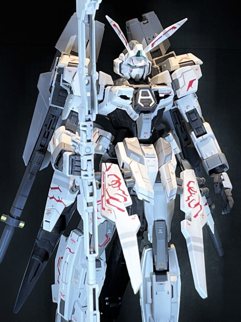 AGE-1の特徴的な胸部中央の張り出しを引っ込めて、代わりに排気口部分を追加。スカート部分にAGE-2ダブルバレットで使わない、ノーマルのあまり部品を使ってボリュームアップしました。