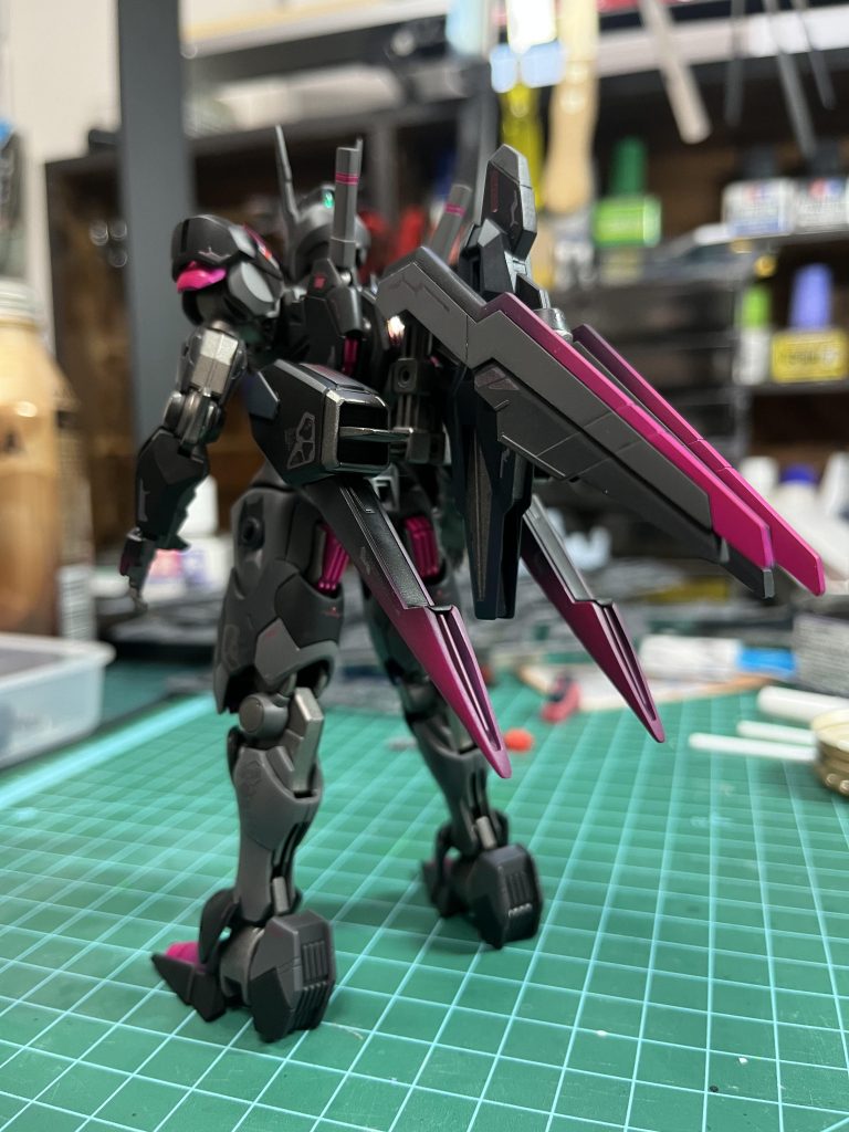 使用した塗料はガイアの黒、マゼンタ、ニュートラルグレーⅢ、Ⅳ、メカサフ、その他調色フレームはガンメタル