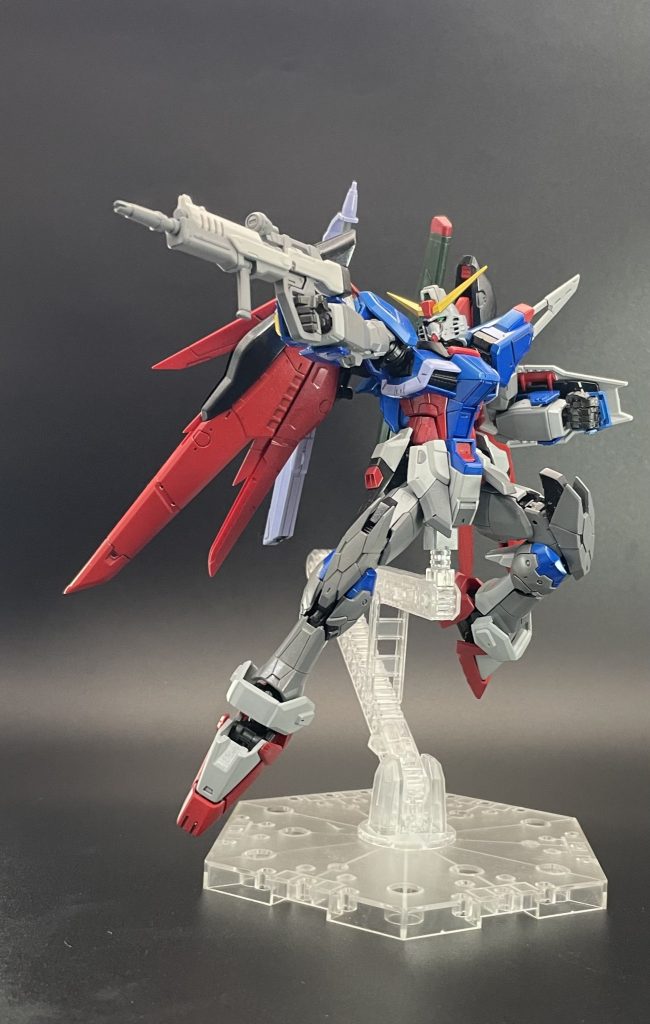 ビームライフルを構えさせてみました☺️武器持ち手が付属しているので、グラつく事がないのがとても助かりました(笑