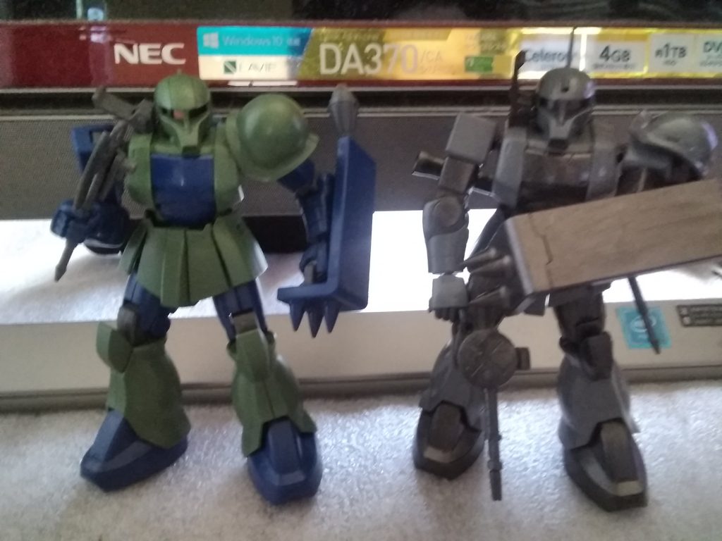 小学生の時に弟のために作ったザクⅠと並べてみる。あのころに比べて成長してる……はず