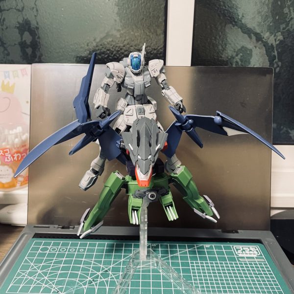 ガンダムアストレイレッドドラゴンをプチ改造⑤支援機のドラゴン弄りが楽しくてしょうがない今日この頃ですw GUNSTA友達のMono.さんからの助言を受けて、尻尾をつけ、竜騎士風に乗れるようにしてみました！アストレイはいろいろと干渉しそうですが、助手くんなら乗りこなせそうですwww（1枚目）