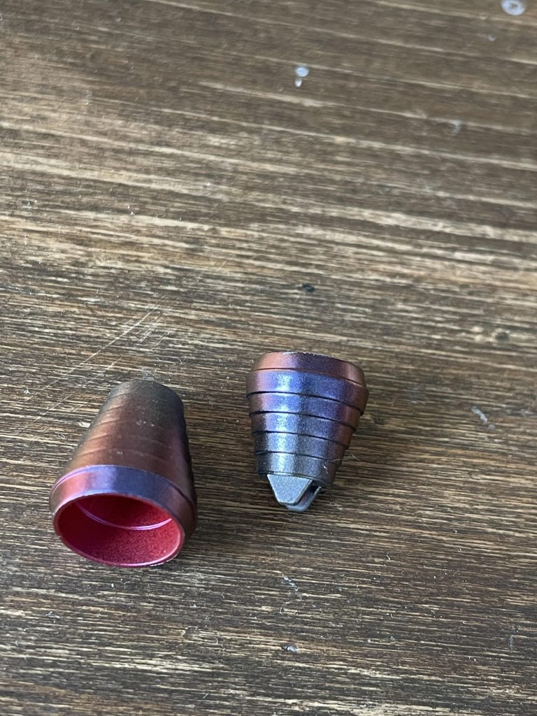 全然目立たないのですが、スラスターもスターブライトアイアンで塗装した後、焼き色を付けるために限定カラーのアズライトルビーで吹いてます。