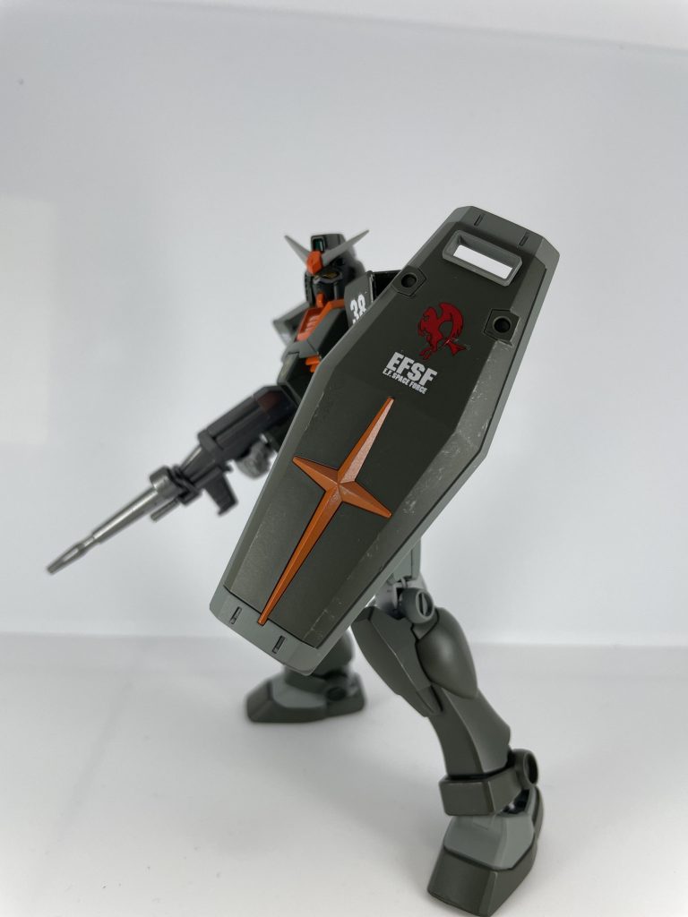 子供達がガンプラ作ってみたい！と嬉しい事言ってくれたので、みんなで作りましたが遊び飽きてビームサーベルもビームライフルもシールドも無くなり、片方のアンテナも折れてて関節もプラプラになってました、武器を探すのが大変でした。