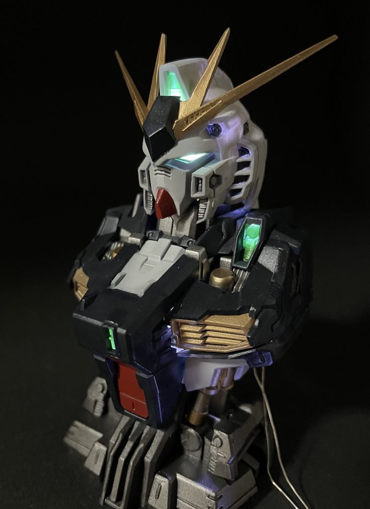 付属のLED「ルミナスユニット」は2個揃えないと完成せず、しかもルミナスユニットだけでは肩のセンサーは光らない、あとスイッチを入れる為に毎回フレームをバラさないといけないなどの親切設計でしたので、DAISOのイルミネーションをそのまま組み込みました。