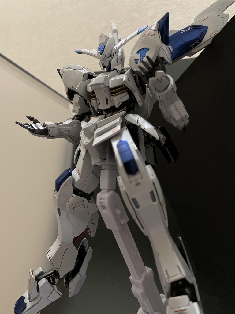 バエルなら当然このポーズで遊びます。