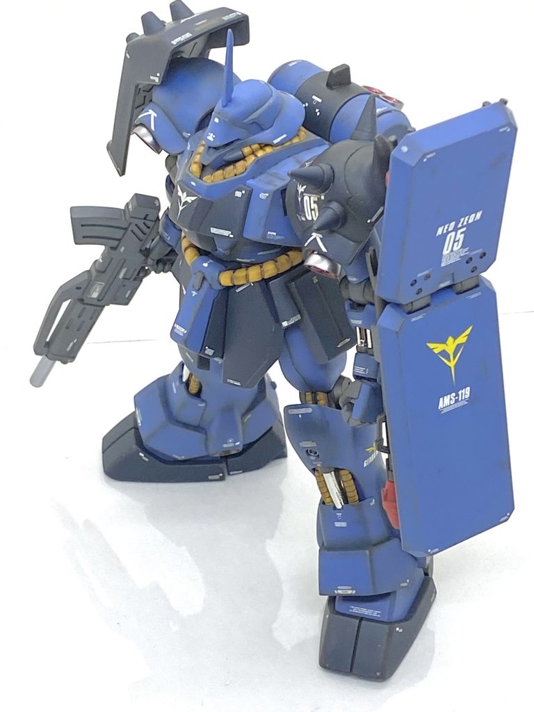 メタリック塗装以外の部分は(クレオス)Mr.カラーGXスーパースムースクリアーを吹き付けて、その後にらいだ~Joe様のお気軽汚しを参考に(クレオス)水性ホビーカラー焼鉄色をスポンジを使ってチッピング、(クレオス)ガンダムマーカー リアルタッチマーカーブラウン1でへこみ部分に塗って神ペンでぼかし、(タミヤ)ウェザリングマスターでオイルをエッジ部分に付け、最後はススやチタンを少しですが全体的に付けています。