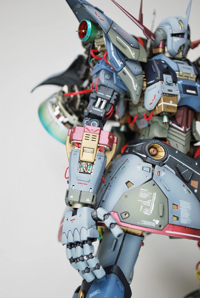 足が付いて、パーフェクトになったのですが、少し未完成な部分も残したかったので、腕はメカ部を剥き出しにしてみました。