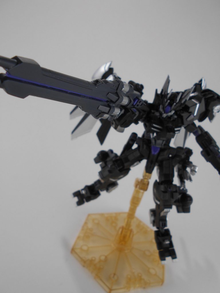 ダブルバスターライフル、「フォーネア」。フェニーチェのバスターライフルの下部にバスターライフルを追加して、威力の向上と弾数の増加をしています。「フォーネア」はギリシャ語で「陰雲」のアナグラムです。