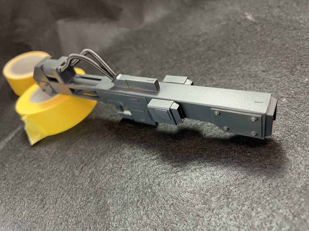 オリ武器の試作型ビームバズーカリックドムが装備してるビームバズーカの試作型ジェネレーター（ビームバズーカ後部の円柱部）が小型化できておらず、収束率も悪いため射程距離も短い、パワーも低くガンダムのビームライフル以下見掛け倒しな武装感が欲しくて作りましたはじめてのフルスクラッチにしては、まぁまぁ頑張れたと思います！形状が簡単なので箱組でいけました