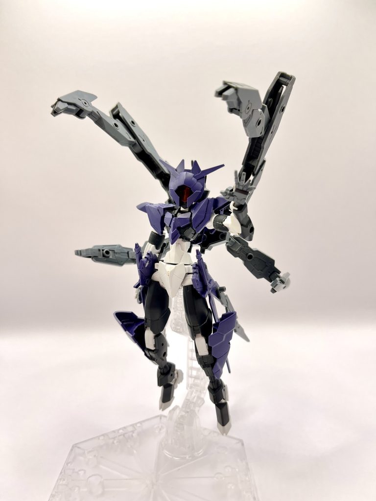 攻撃形態B・U・G -MANTIS-この形態では逆に防御力が90%ダウン。その代わりスピードと攻撃力が大幅に増加しており、敵の攻撃を避けてサブ武器のBEE NEEDLEで突き刺し、B・U・Gで切り裂くスタイル。