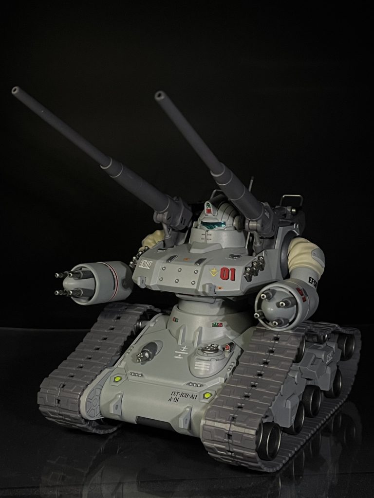 正面ショット。グレー一色の地味な機体なのでセンサー部に緑や赤を入れたりヘッドライト的な解釈で蛍光イエロー入れたりしました。あと所々をメタリックにして重厚感を出しました。