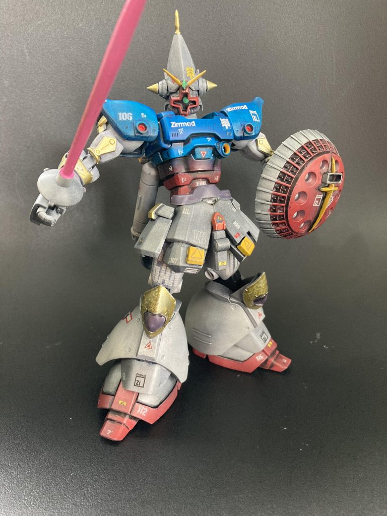 カラーリングは視認性に優れ、白い車は事故に遭いにくいと言われる観点から、連邦の白いMSと同じカラーパターンに、