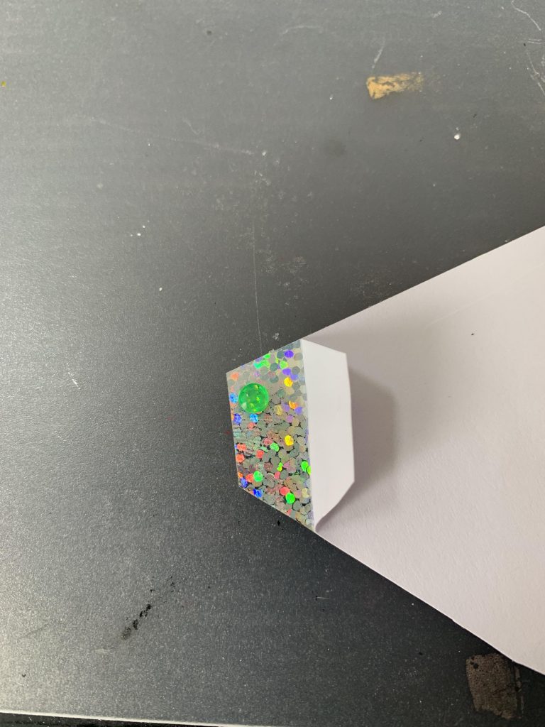 カレトヴルッフのレンズ部はHアイズを適正サイズに削りこみ100円shopで購入したホログラムのキャラシールを貼り付けました。