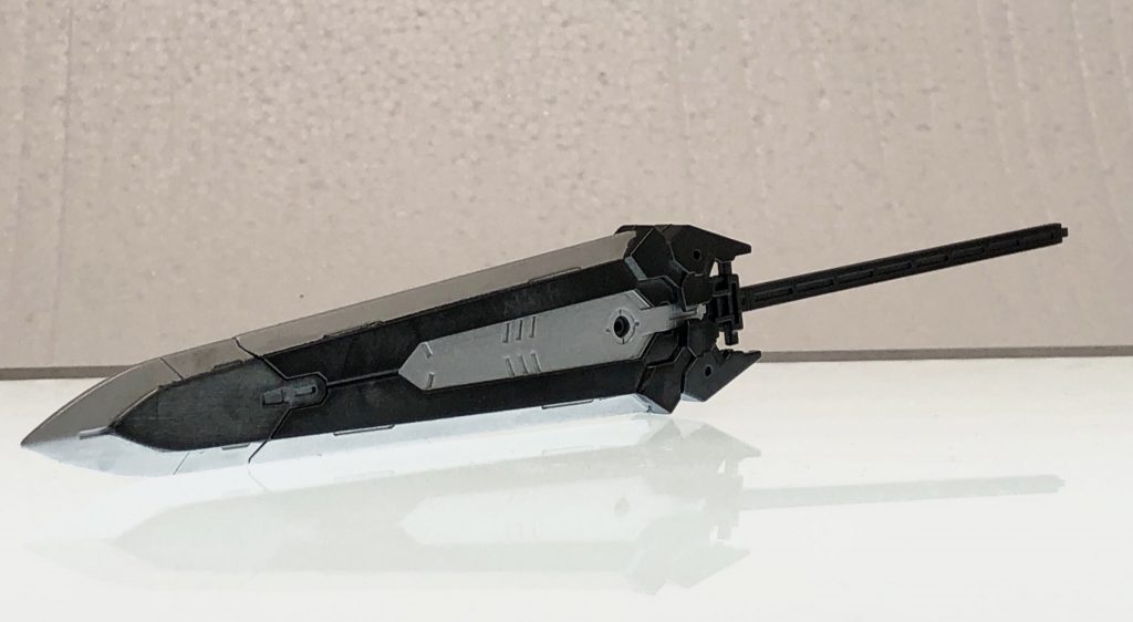 ・MMO3-XM808  イガリマ　MMO3社の設計による対艦対MS用実体剣。斬るのではなく、重量と速度を生かして叩き込む用途で設計してあるが、アイアンストライダーのようなMSでない限り重量あり扱いづらく（特に重力下では）、実質専用の武装となっている。