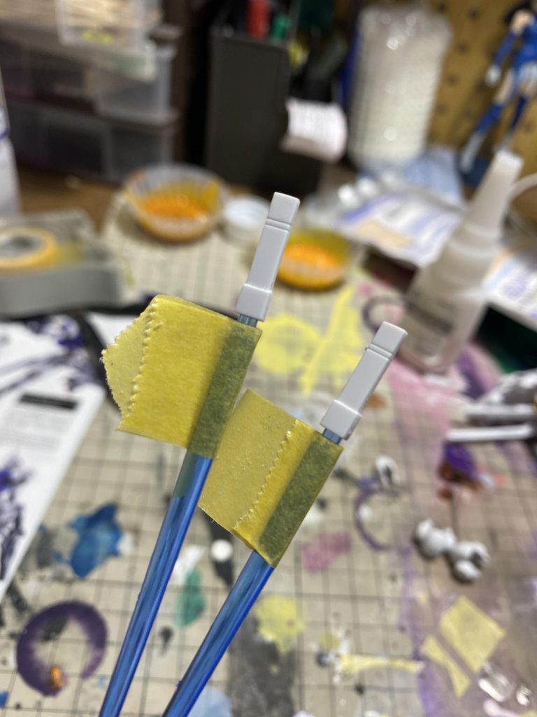 ビームサーベルの持ち手を塗装する時、どうやったらクリップをつけられるか考えた結果...！天才かよ！！！！...多分周知のアレだコレ.......以上！普通に設定に近い色で作るのがほぼ初めてで、ちゃんと作るだけでこんなかっこいいのか...と感動しました...最後まで見てくださってありがとうございました！Twitterもよろしくお願いします！figfig20191006
