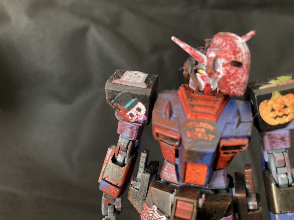 お面はパテで溝を埋めたから分かりにくいですが、ガンダムジエンドのイッカクの顔が元です。