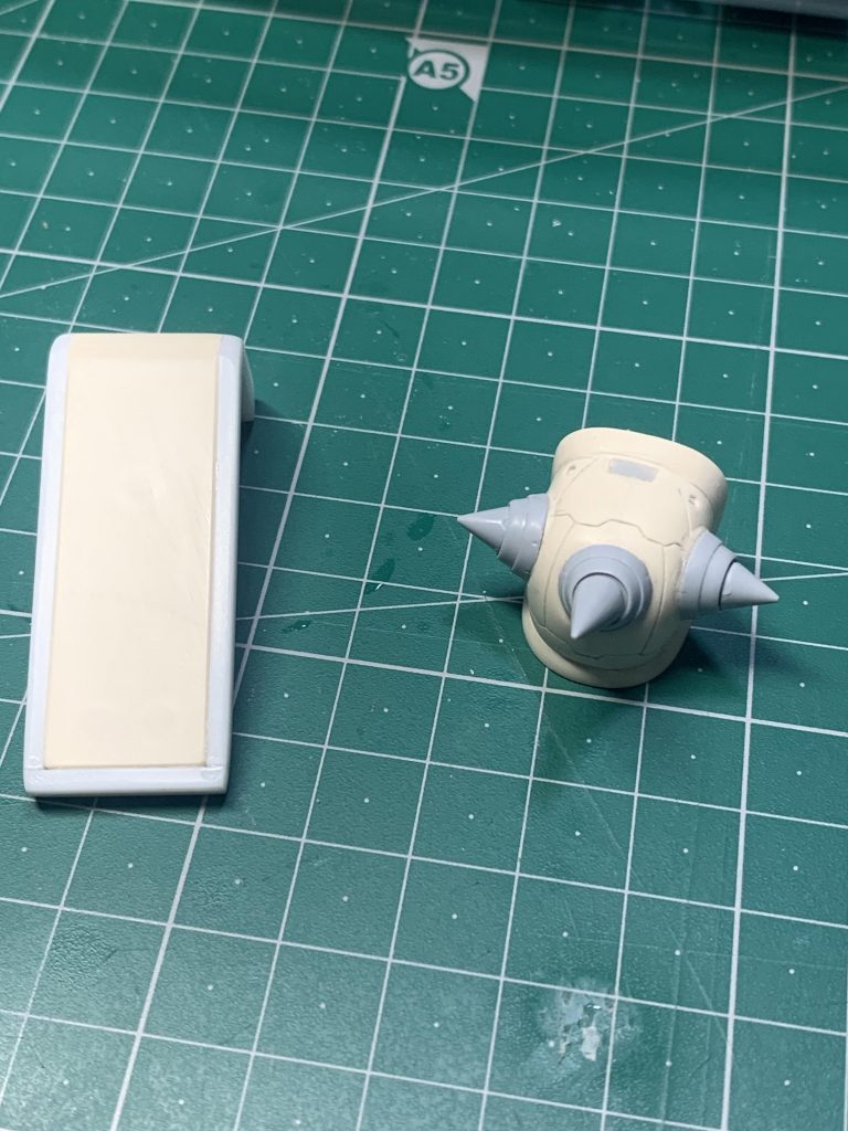 スパイクをビルダーズパーツに変更、シールドはプラ棒で4ミリ幅増ししました。