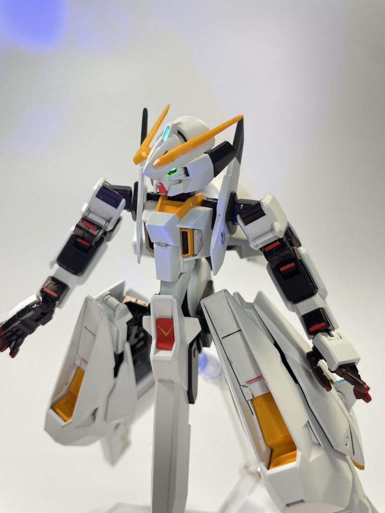 カメラアイは蛍光グリーンで塗装したためUVライトを当てると発光します