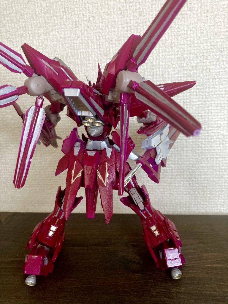 【バックショット】ギャプランの胴にジンクスの腿、コーン型の擬似太陽炉を取付。GNファングはプラ棒とプラ板で自作し、ネオジウム磁石で着脱可能に腰はジンクスのものにロードアストレイの肩パーツやギャプランのパーツを使用脚部はストフリやバルバトス、ロードアストレイのパーツを使用。足首はキュベレイ。踵はブラ版、プラ棒で作成してビルダーズパーツのブースターを貼り付けました。