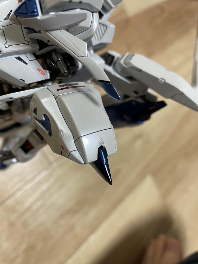 肩の合わせ目は他パーツをあとハメしまくりで処理。