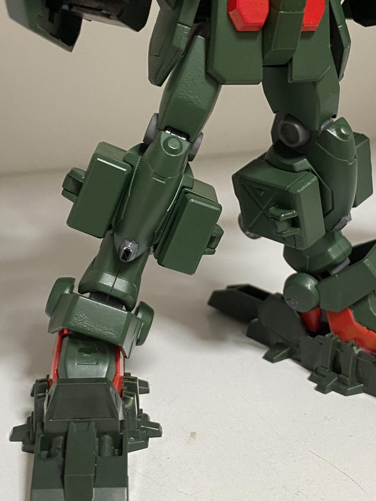 足のを太めに見せたくてヘビーアームズのミサイルポッドを両側に追加