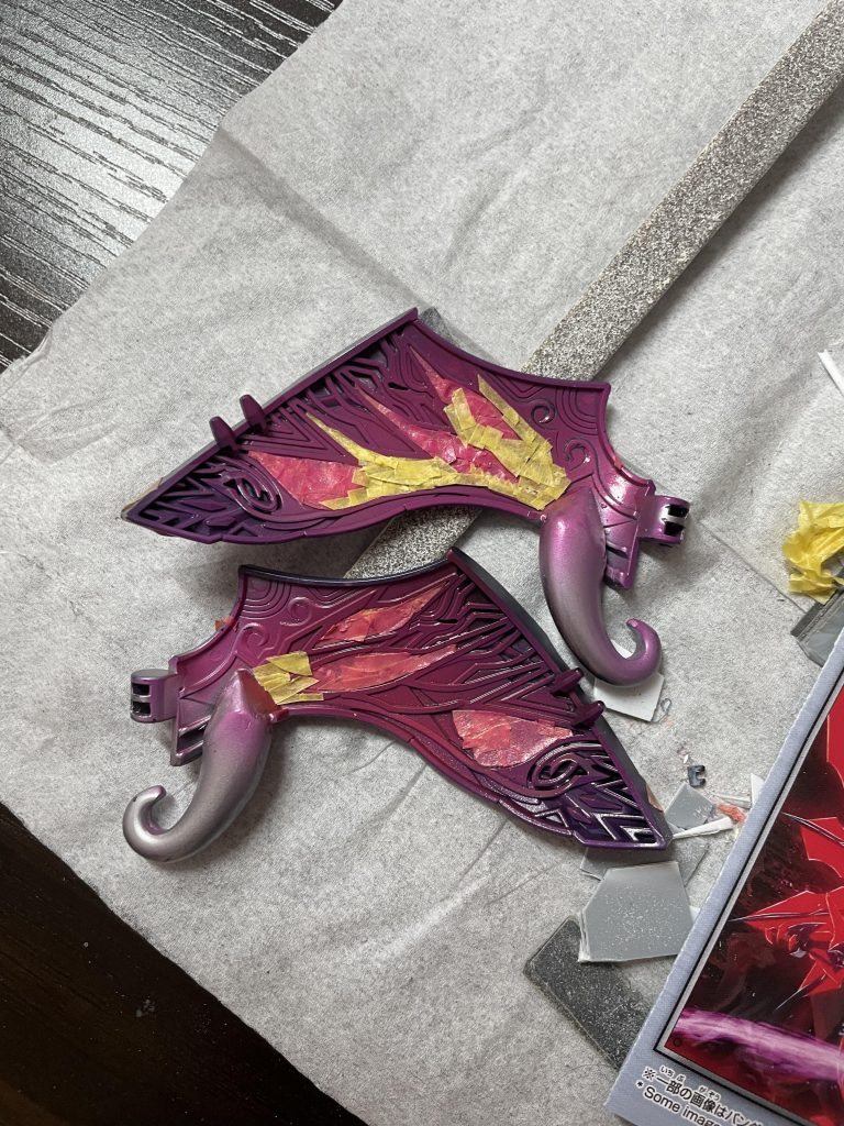 そして下地塗装の後マスキングして各塗り分け。結構吹き漏れちゃったんですよね😅デザインナイフけちっちゃいかんですね!