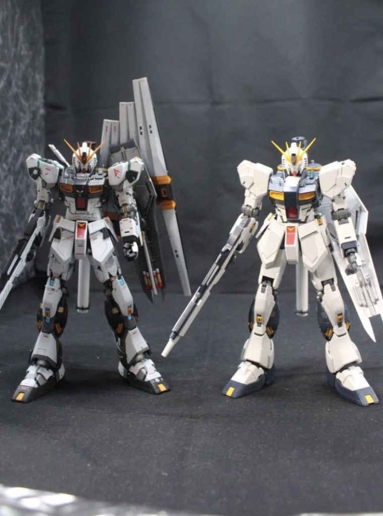 ノーマルの寸胴、肩でっかち、頭の重心が高いなどをそれぞれ延長やプラ板等で改善しました。トサカは延長し、アンテナ取り付け位置を下へ。肩は切り貼りしボリュームを変えずにスマートに。脚部は膝を一体パーツ化し丸みを抑えるべく各種装甲を限界まで薄くしました。