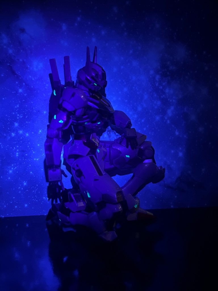 懲りずに蛍光塗料で光るようになっています。