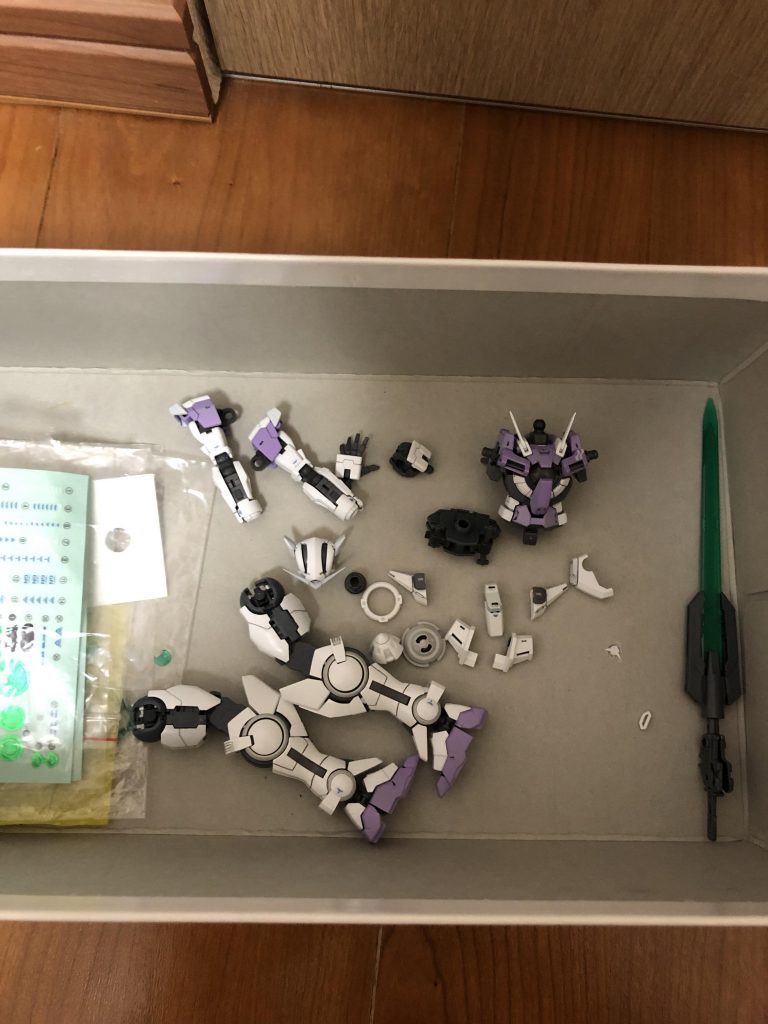 塗装はMSパープルとMSホワイトを使用しました。これまでと同様、缶スプレー塗装です。RGはパーツ分割が多く、塗装し易いです。ただ、クリアグリーンのパーツには、半光沢のトップコートをかけたくなかったため、他のパーツへ半光沢塗装し終えるまで組み上げませんでした。そのためか、「妖怪パーツ隠し」に会いました…。